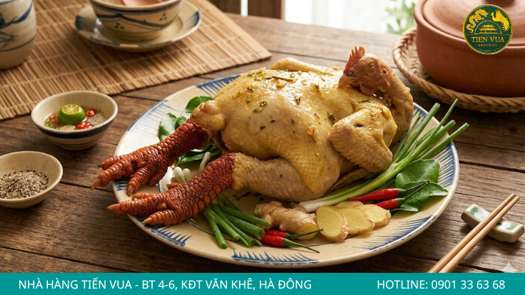 Gà Đông Tảo hấp ăn kèm rau sống và muối tiêu chanh giúp tăng hương vị