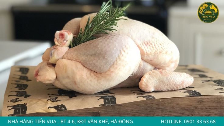 Thịt gà Đông Tảo nổi bật với độ ngọt tự nhiên, da giòn và kết cấu săn chắc