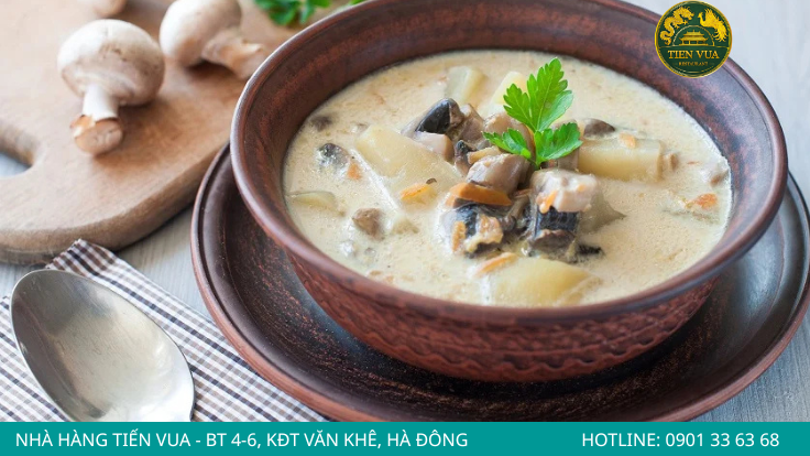 Giữ lửa nhỏ và dùng nước luộc gà là bí quyết để cháo Đông Tảo sánh mịn, thơm ngọt