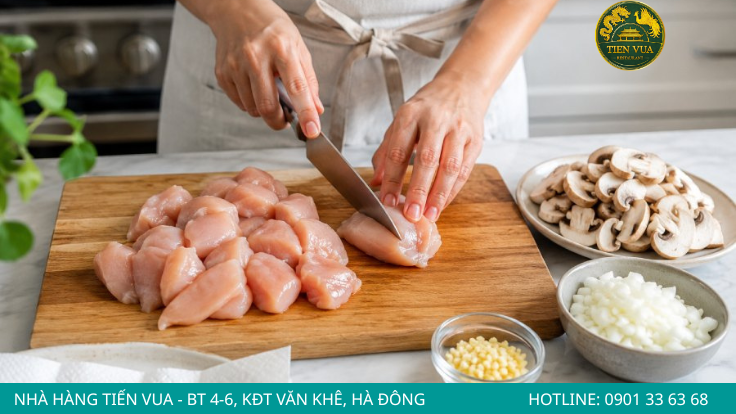 Sơ chế kỹ với muối, gừng và rượu trắng giúp cháo gà Đông Tảo thơm ngon