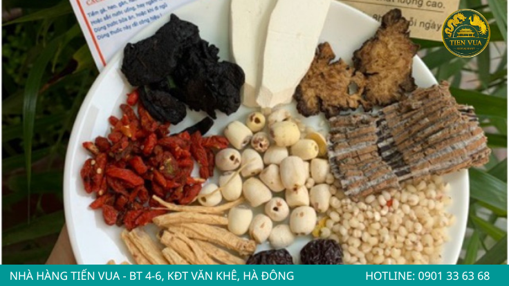 Chọn đúng vị thuốc bắc để nước hầm hài hòa và tôn vị ngọt của gà Đông Tảo